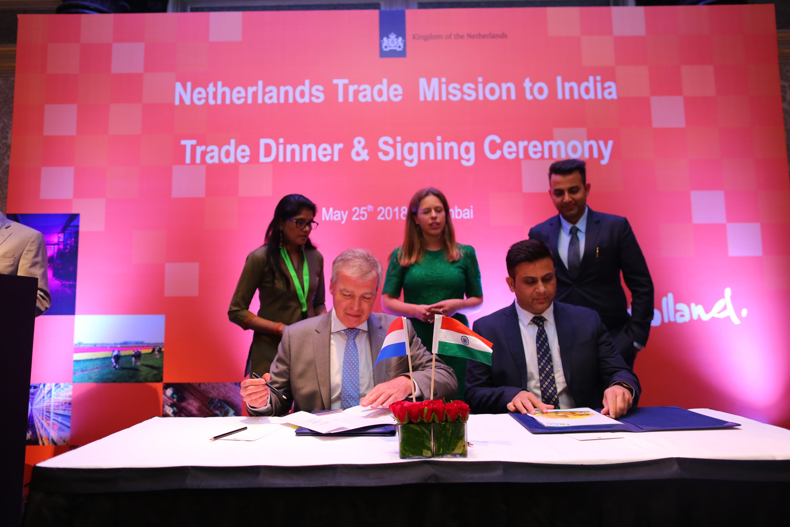 Director of Kiremko, Paul Oosterlaken, signs an agreement together with a customer from India, in the company of the then Minister of Agriculture of the Kingdom of the Netherlands